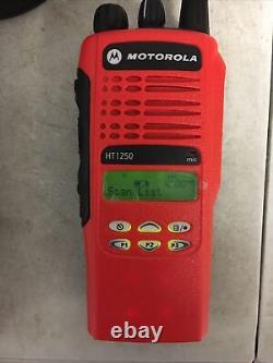 (1) MOTOROLA HT1250 UHF RADIO 450-512MHz 4w 128CH AAH25SDF9AA5AN NARROW BAND RED