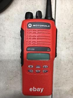 (1) MOTOROLA HT1250 UHF RADIO 450-512MHz 4w 128CH AAH25SDF9AA5AN NARROW BAND RED