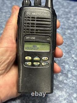 MOTOROLA HT1250 UHF 450-512MHz Police Fire EMS Two-Way Radio AAH25SDF9AA5AN