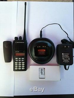 Motorola HT1250 UHF 450-512 MHz 128ch 4w portable radio AAH25SDH9AA6AN HT CP