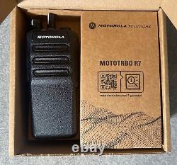 OEM Motorola R7 Two-Way Digital Radio AAH06RDN9RA1AN MOTOTRBO 403-512 MHz 4W NKP